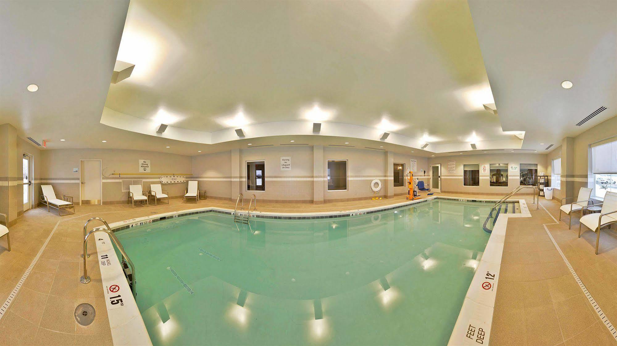 Hotel Express & By Ihg Utica