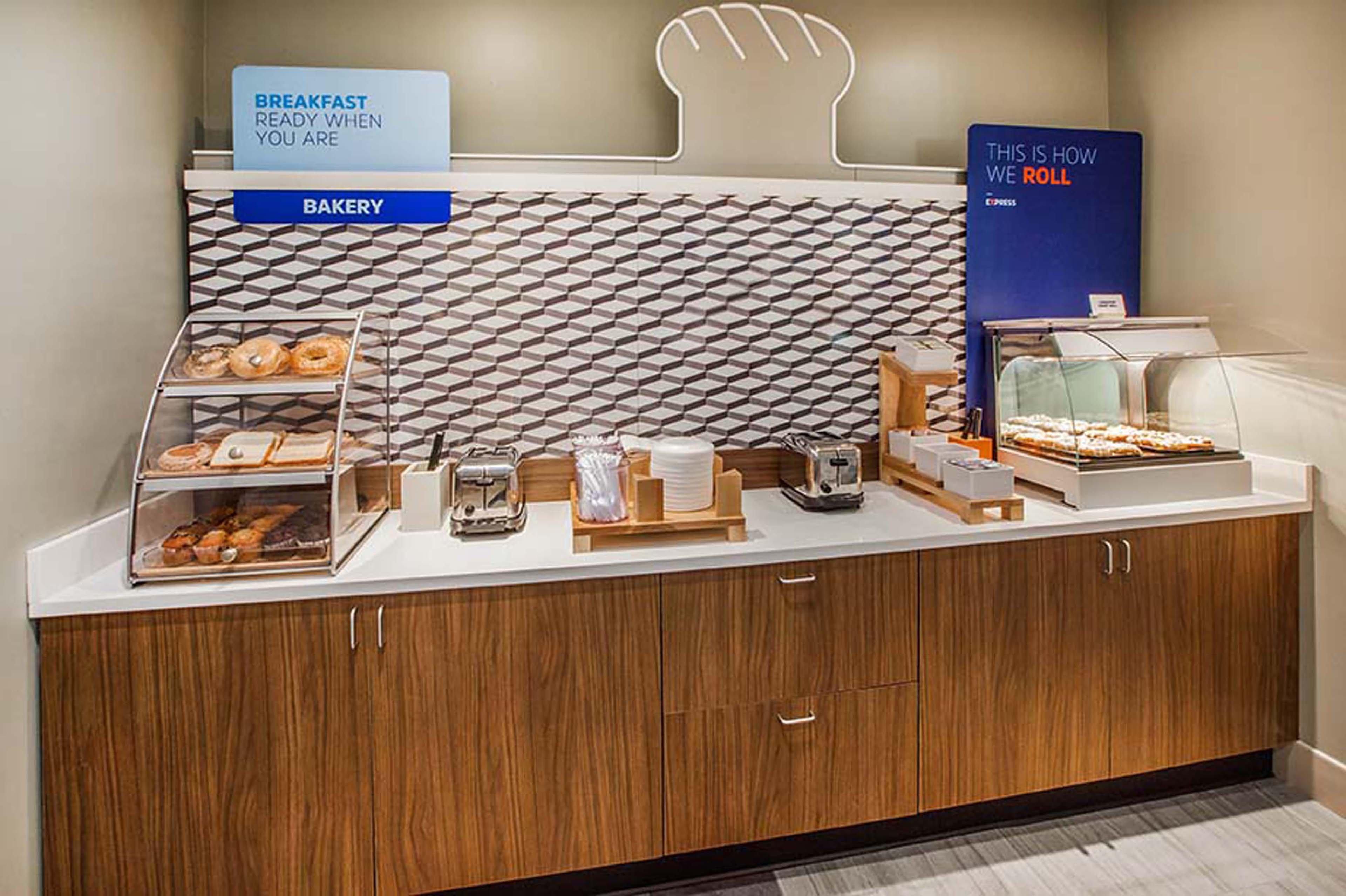 Hotel Express & By Ihg Utica